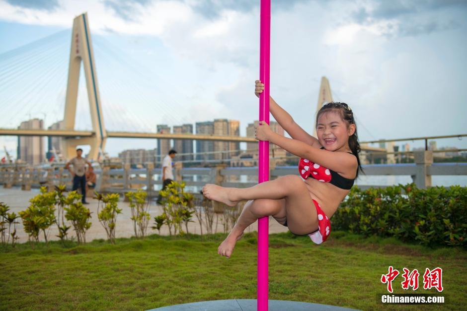 海口五岁小女孩秀高难度钢管舞技巧