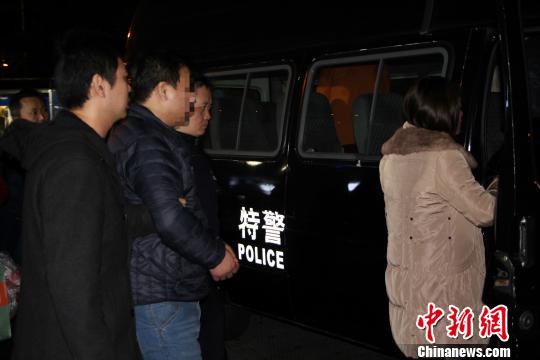 【法治 主推】【滚动新闻】【地市 泉州】（摘要：今年11月，他和几个朋友筹款600万元(人民币，下同)，与天津一“老板”达成借款合同，向其借款1800万。本欲配资2400万炒股的翁先生没想到，钱汇入对方股票账户后，对方突然以“违反合同”为借口，将钱全部从股票账户转走，随后“失联”。）泉州一股民筹600万欲配资炒股被骗 警方千里缉捕追回钱款