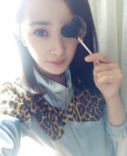 杨幂晒自拍庆功 杨幂逆生长当妈反而变少女