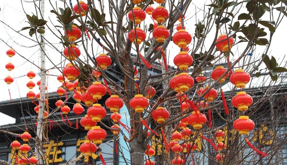 河南开封：挂彩灯 过大年