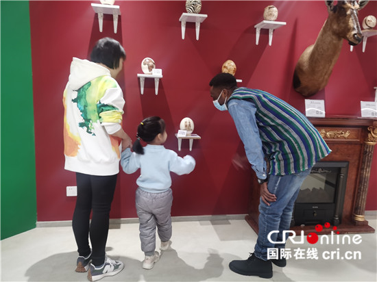 在北京遇见非洲：非洲文旅中心把非洲带到你身边_fororder_詹姆斯（右）在同参观的小朋友交流