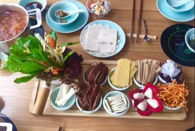 【环保视点专题　绿色美食　图文摘要】这是一份重庆专属的“佛系”就餐指南