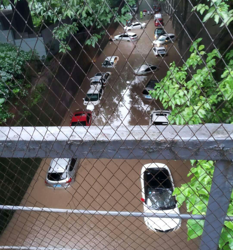 （第一张图已删）【B】重庆九龙坡区警方暴雨中坚守 风雨不退为民守护平安