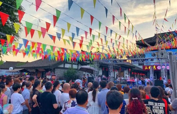 诸葛古镇夜游人气爆棚 迎暑期接待热潮