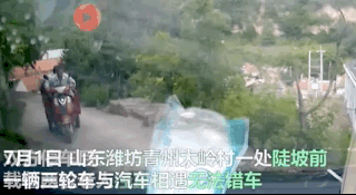 老人开三轮车陡坡突然熄火！男子一路狂奔举动超帅气