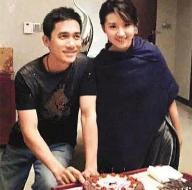 刘嘉玲替老公梁朝伟哄婆婆 曝梁朝伟刘嘉玲实为“形婚”
