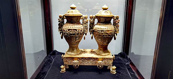 宜宾：中国酒都酒文化藏品馆举办赏汉服庆元宵活动_fororder_藏品“提梁卣酒禁”--摄影-高学兵1