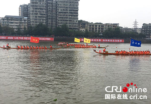 成都首届龙舟赛在新津举行 南河之畔号声再起