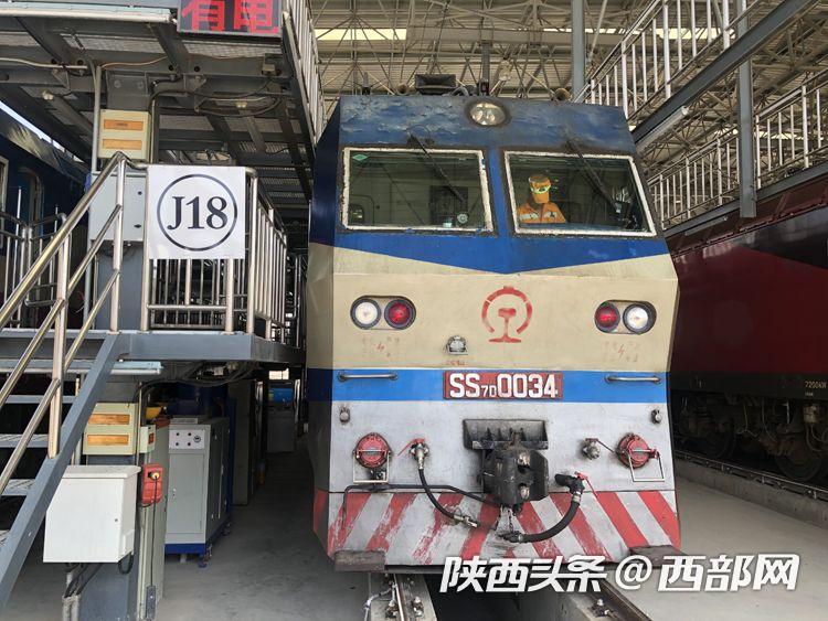 高温下的铁路人丨87℃！灌下一瓶藿香正气水 开工！