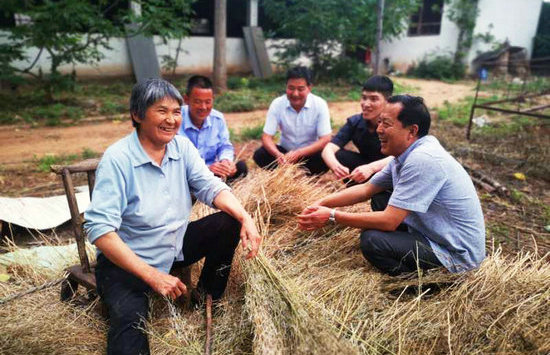 【B】南阳市纪委监委驻村“第一书记”雷清松：脚踩泥土 把群众当亲人