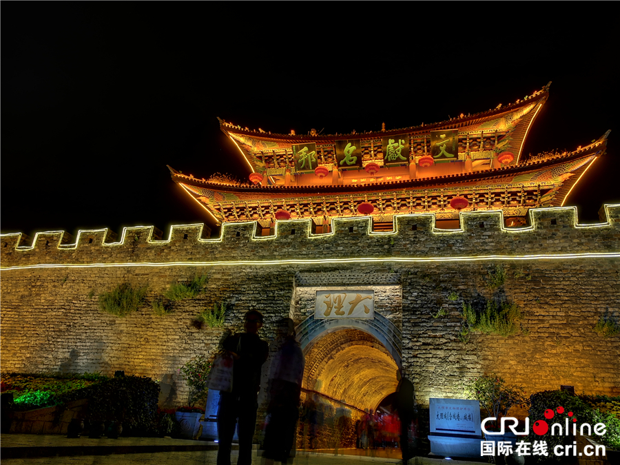 图片默认标题_fororder_夜色下的大理古城门（台林珍拍摄）_副本