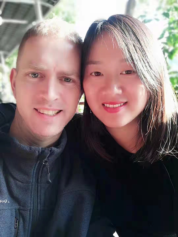 外籍“蓉漂”泰山：成都是一座宜居之城_fororder_泰山和妻子合影-受访者供图
