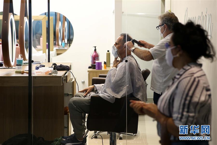 巴西圣保罗：重新开放理发店和餐厅