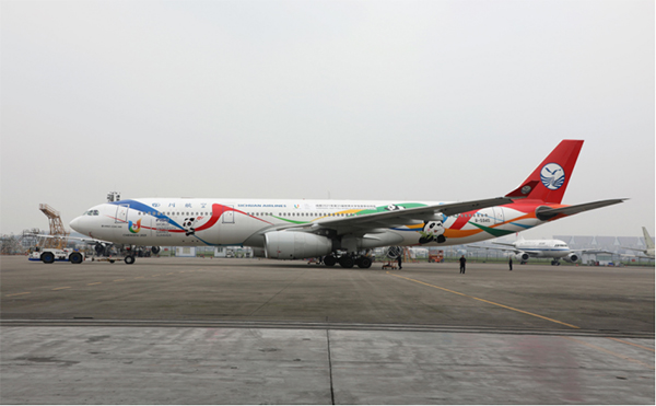 川航A350“大运号”主题涂装飞机亮相_fororder_未标题-2
