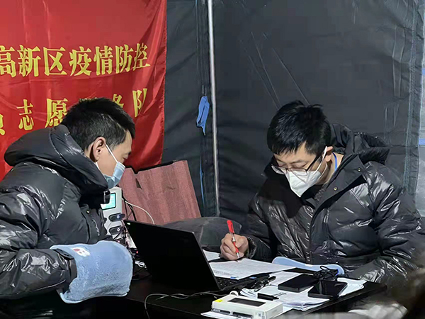 暖身更暖心 成都高新区为抗疫一线送去慰问物资_fororder_一线工作人员穿上了羽绒服，用上了暖手宝。