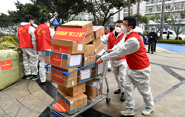 暖身更暖心 成都高新区为抗疫一线送去慰问物资_fororder_抗疫临时“职工之家”-为一线工作人员补能量、添温暖。