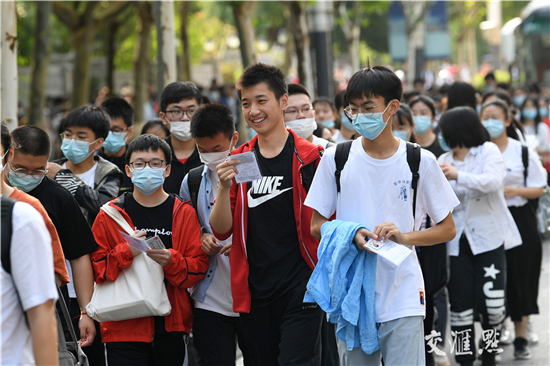 图片默认标题_fororder_　7月7日，2020年全国普通高考开考。在南京中华中学考点，考生走进考场。交汇点记者 万程鹏 摄