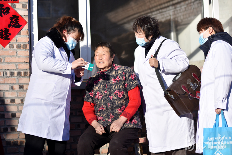 河北宣化：下乡送医