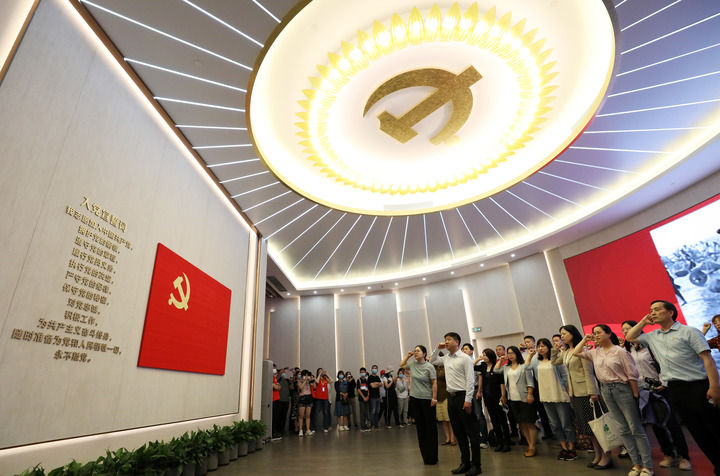 “十个明确”系列谈丨“党政军民学，东西南北中，党是领导一切的”