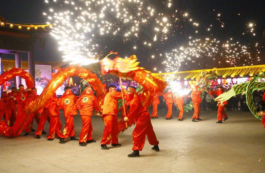 河南开封: 万盏花灯齐点亮 再现大宋不夜城