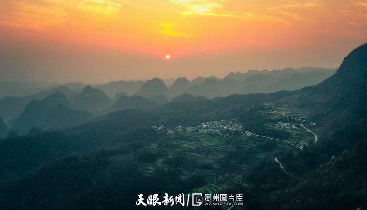 （中首）黔西南望谟：多彩晚霞 炫丽如画