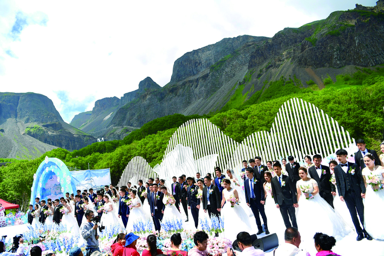 长相守 到白头——长白山为50 对“最美逆行者”举办终生难忘的“高山婚礼”
