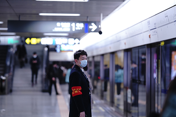 成都轨道以“365天每天迎检”标准 高位提升“人民满意”的轨道交通服务品质_fororder_成都地铁工作人员工作场景--供图--成都轨道集团-(3)