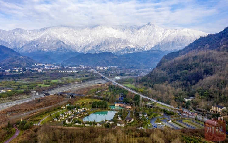 （中首）抬头见雪山 航拍奇峰逸景湔江河谷