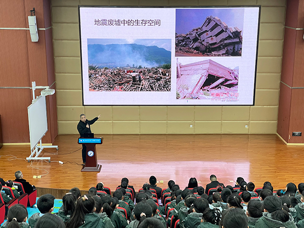 防灾减灾从娃娃抓起 都江堰市举行新学期第一堂安全教育课_fororder_微信图片_20220217162916
