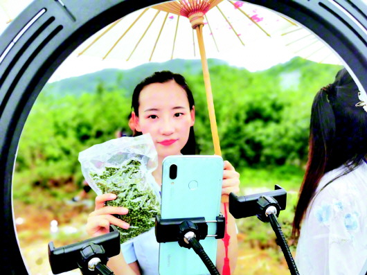 贵州：“网红”直播带货 为德江花椒代言