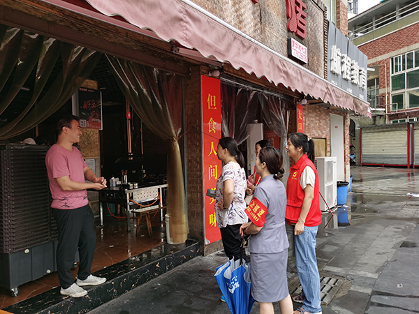新春走基层｜成都温江区柳城街道打好蓝天碧水净土保卫战 筑牢生态屏障_fororder_烧烤店巡查现场-供图-成都市温江区柳城街道