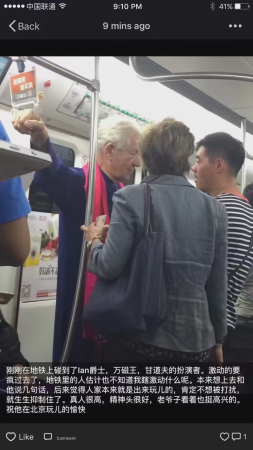 "甘道夫"现身北京地铁 笑容亲切态度亲民