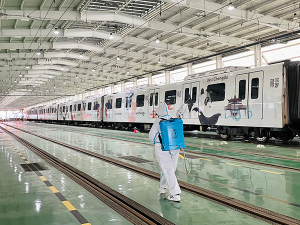 成都疫情防控｜成都地铁：严格落实疫情防控 全力保障市民乘客出行安全_fororder_工作人员正在对成都地铁通道消杀工作-供图-成都轨道集团-(3)