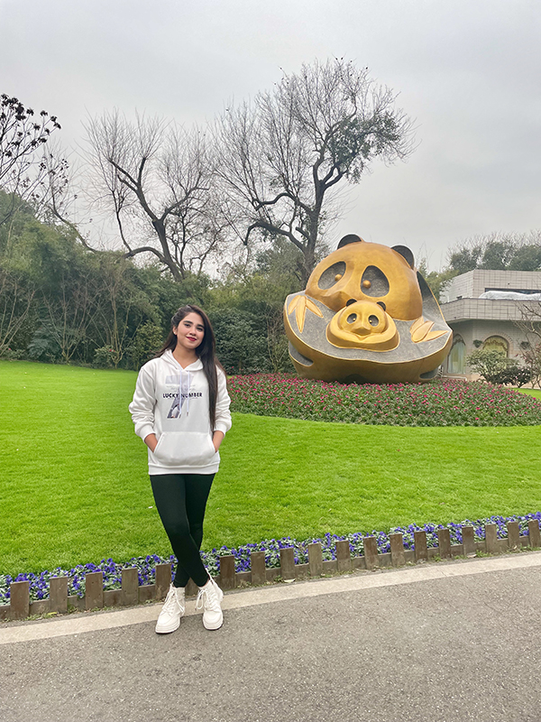 孟加拉国姑娘沈洁：成都人的热情友好温暖了我_fororder_沈洁打卡成都大熊猫繁育研究基地-受访者供图
