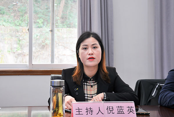 自贡：多措并举打赢环保翻身仗 为收官之年交上满意答卷_fororder_3自贡市生态环境局党组成员、副局长倪蓝英主持会议-摄影冯常英