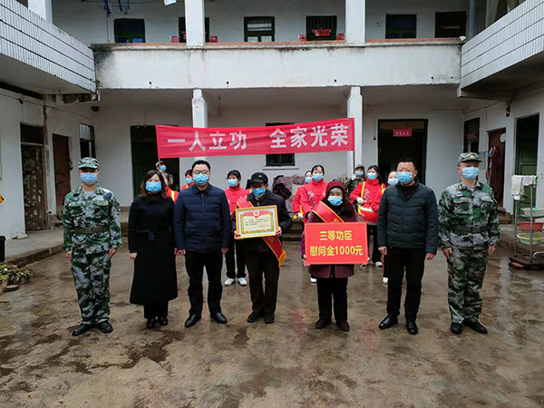 成都东部新区石板凳街道：敲锣打鼓送喜报 拥军爱军氛围浓_fororder_供图-东部新区石板凳街道办事处
