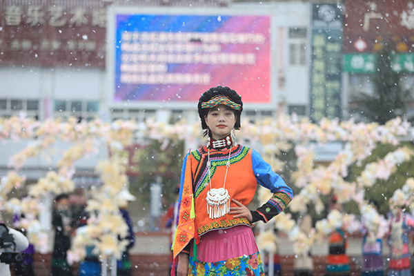 凉山越西：文艺活动丰富多彩 民俗表演年味十足_fororder_DQ1A9162