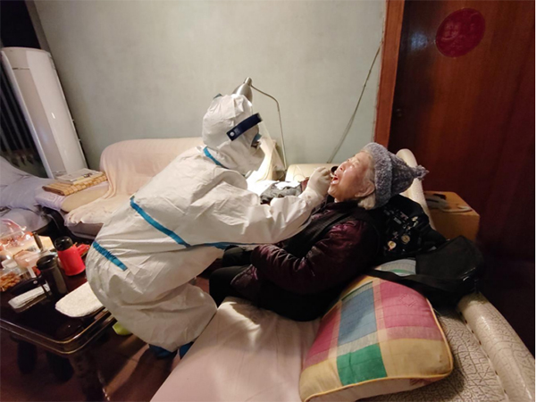 成都青羊：11名老人行动不便 “大白”上门来服务_fororder_未标题-2