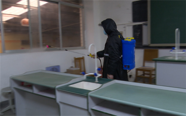 成都邛崃：常态化疫情防控不松懈 切实守护校园安全_fororder_工作人员给学校实验室消毒-供图-邛崃市委宣传部