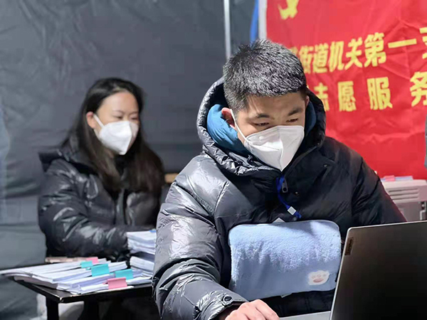 暖身更暖心 成都高新区为抗疫一线送去慰问物资_fororder_一线工作人员穿上了羽绒服，用上了暖手宝。1