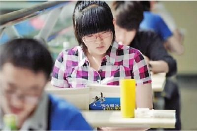 “洋高考”催生留学暴利产业链 中介和培训花费不菲