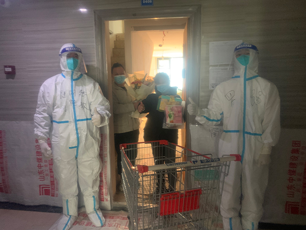 成都疫情防控｜成都高新区：装修工人滞留封控小区 社区工作人员送生日祝福_fororder_防疫人员为龚仁芹送上生日祝福-供图-成都高新区党群工作部宣传处