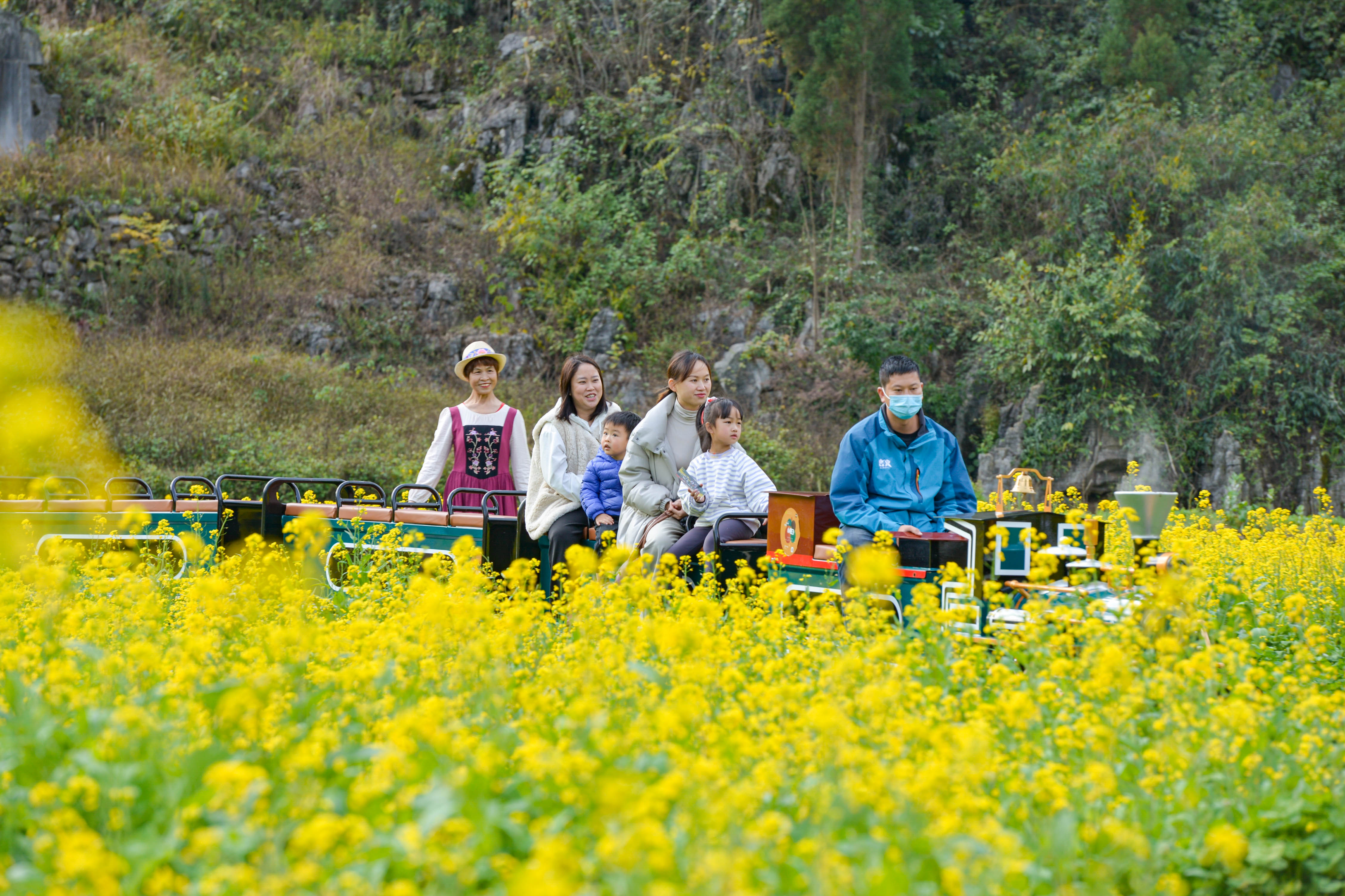（中首）兴义万峰林：春来花好正当游