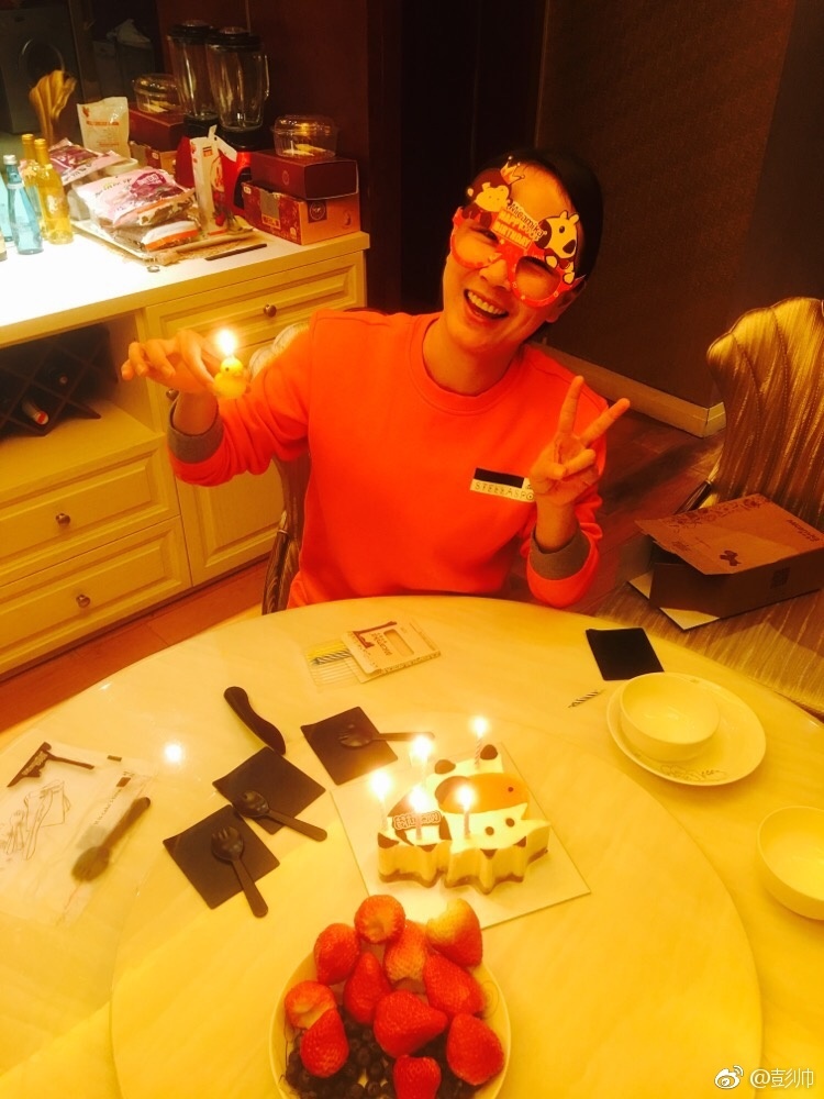 近日,彭帅在个人社交平台大晒美食,并写道:"新年快乐!