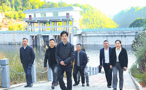 自贡自流井：守护山水生态美 深拓农旅融合路_fororder_1调研现场