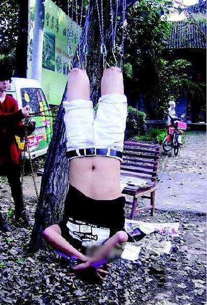 铁钩穿肉吊活人脸上打洞变隧道 盘点血腥奇葩的行为艺术（组图）