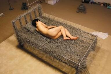 铁钩穿肉吊活人脸上打洞变隧道 盘点血腥奇葩的行为艺术（组图）