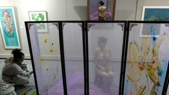 铁钩穿肉吊活人脸上打洞变隧道 盘点血腥奇葩的行为艺术（组图）