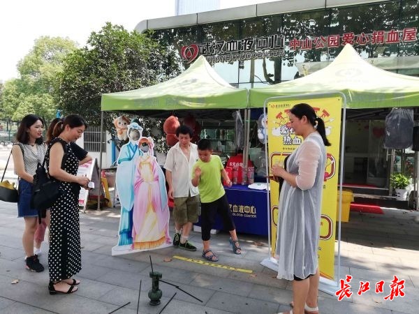 街头献血点“投壶乞巧”陪市民过七夕