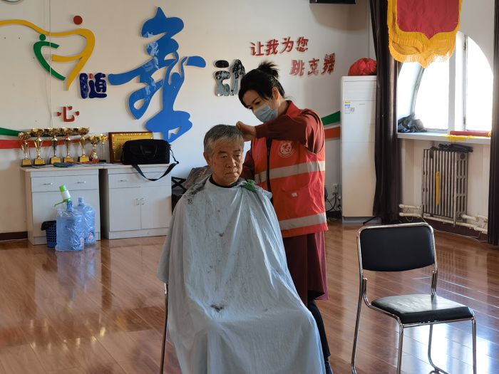 河北黄骅：骅东街道老年大学：“剃龙头”舞彩龙 喜迎二月二_fororder_1